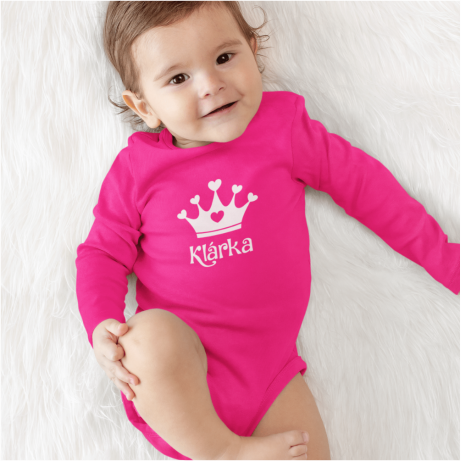 Dítě v růžovém body pro novorozence s korunkou a vlastním jménem