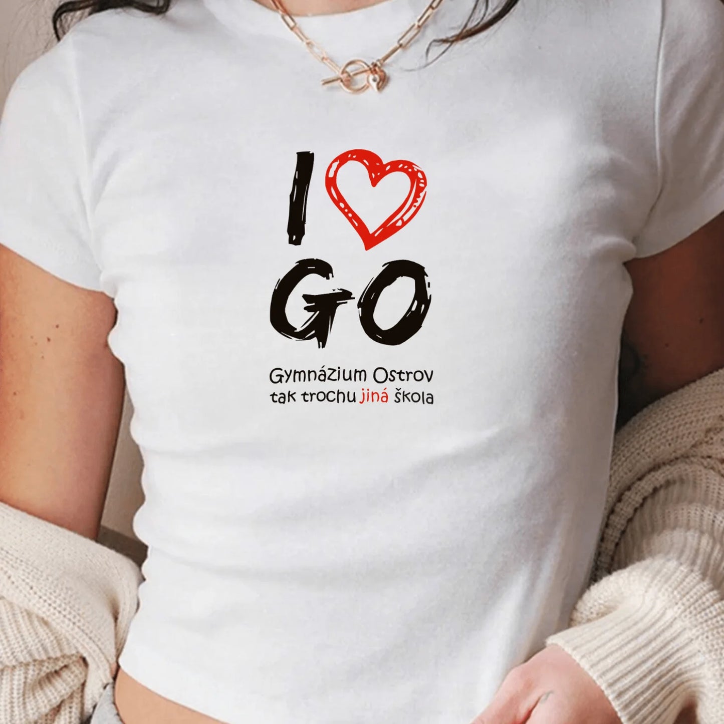 Bruneta v bílém crop topu s nápisem I love GO (Gymnázium Ostrov)