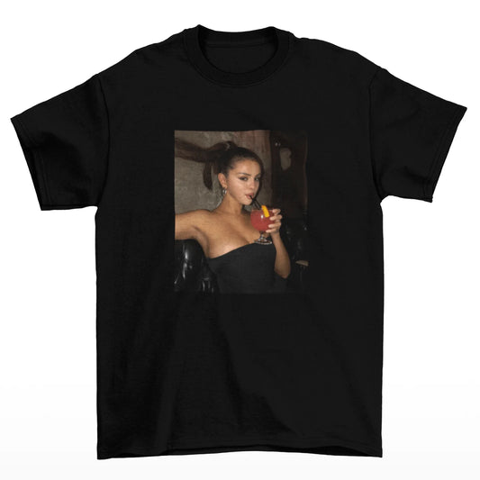 Černé tričko se Selenou Gomez s drinkem v ruce