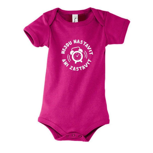 Růžové dětské body „Nejdu nastavit ani zastavit“ 🕰️ – dárek pro ségru, tetu nebo kámošku