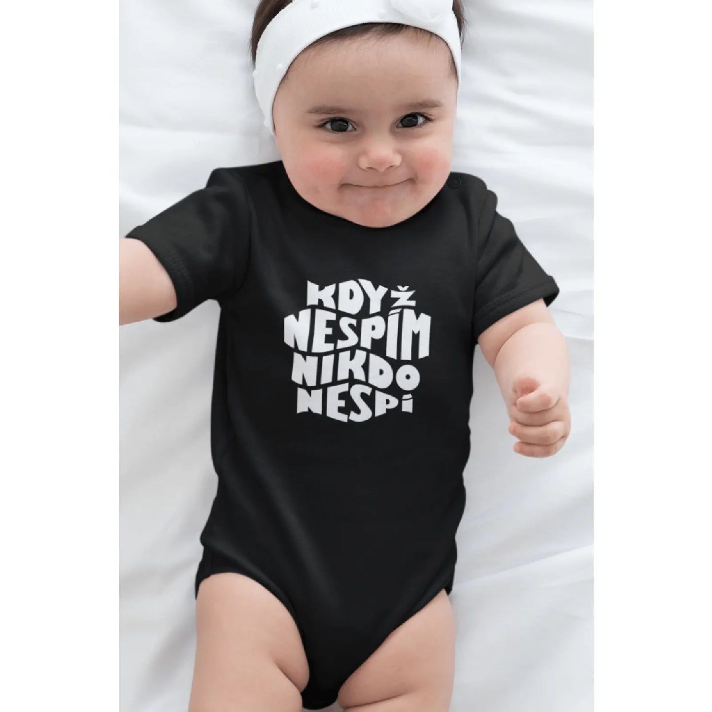 Dítě v černém dětském body s potiskem „Když nespím, nikdo nespí“ – dárek pro tetu, ségru i kámošku