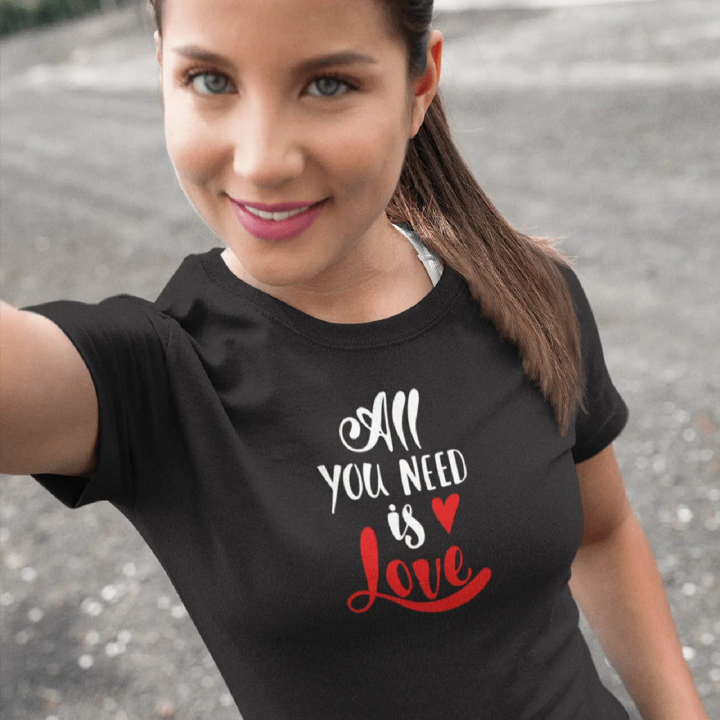 Holka v černém tričku pro zamilované s nápisem All You need is Love
