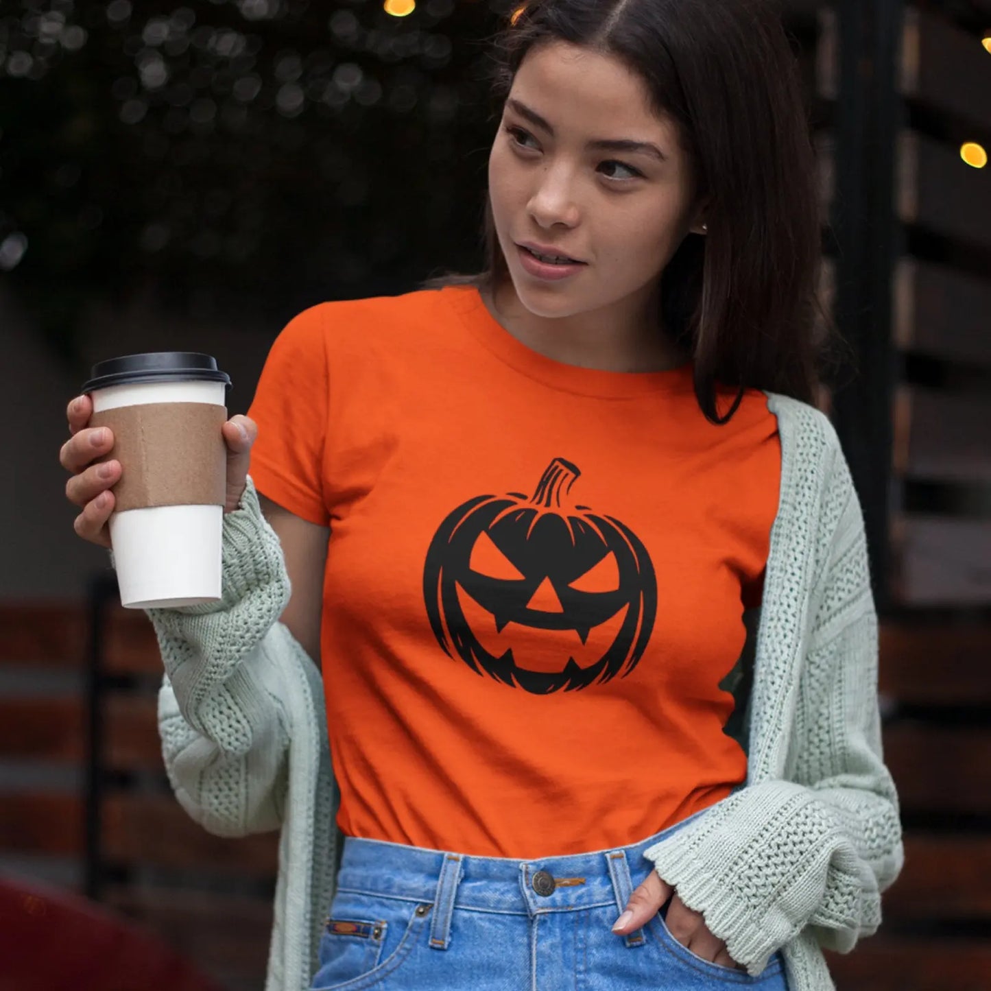 Holka v oranžovém Halloween tričku s černou dýní