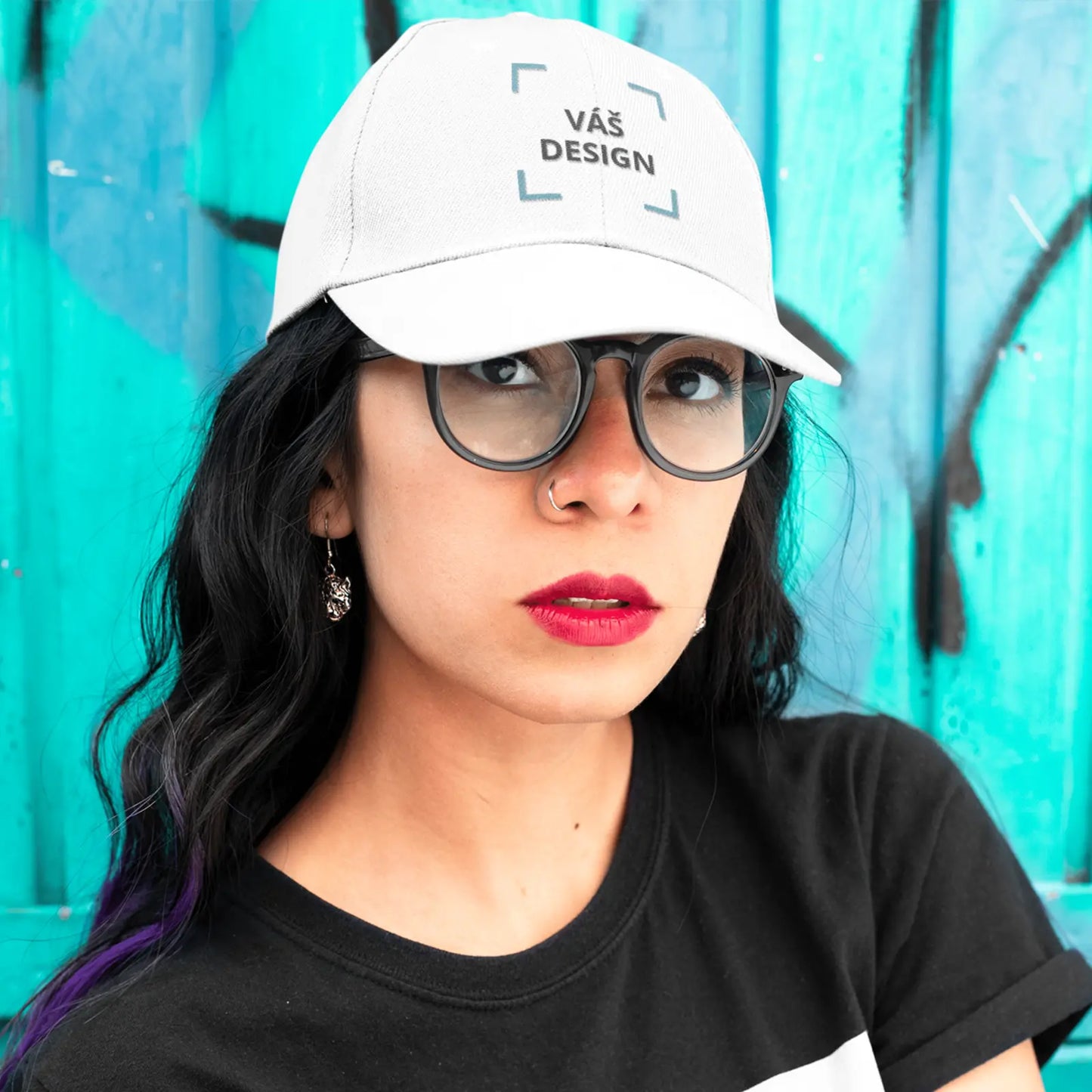 Holka s bílou kšiltovkou s vlastním designem