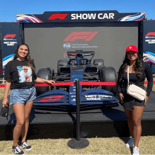 Holky v černém tričku s Lewisem Hamiltonem před formulí
