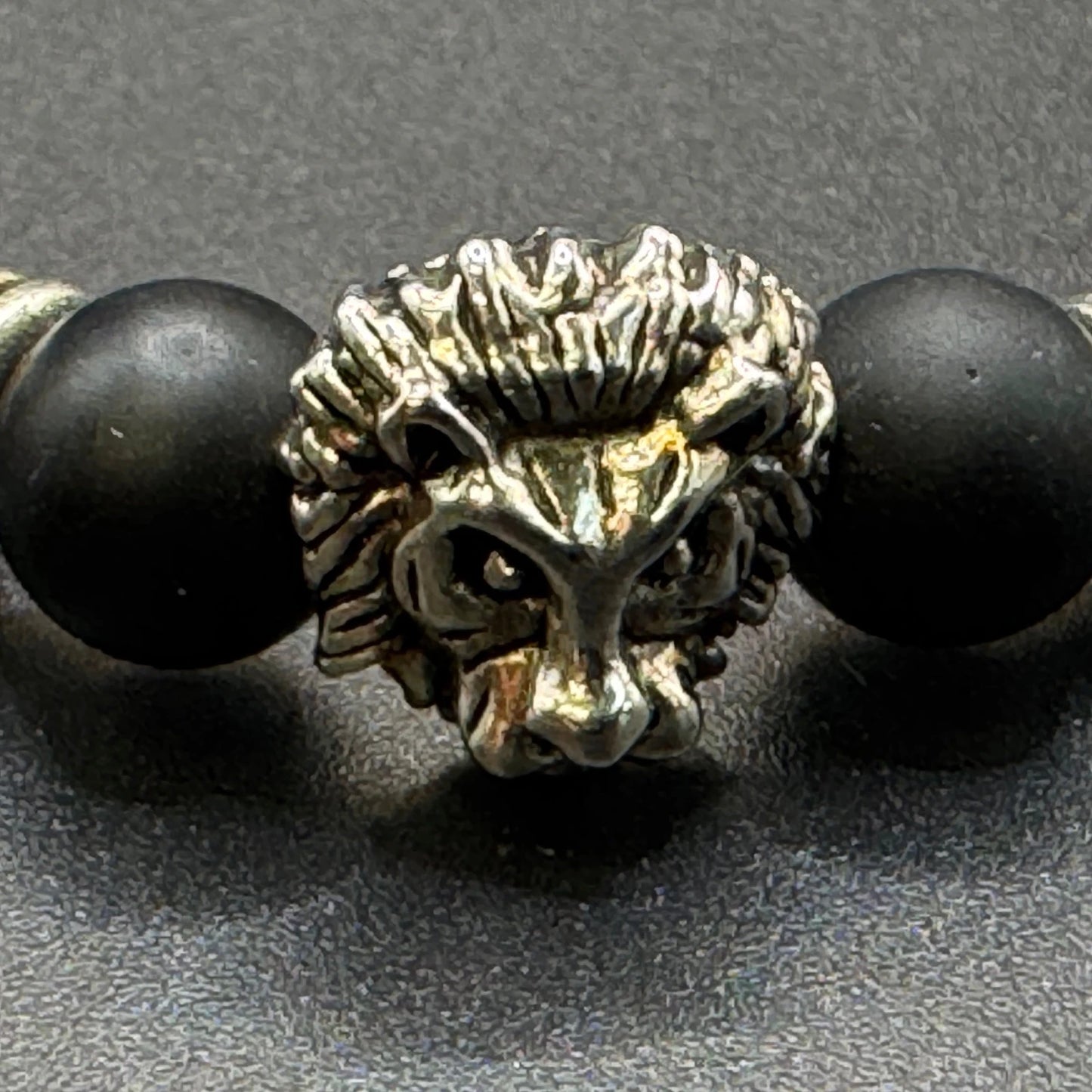 Náramek ze skleněných korálků - černý s dračí hlavou