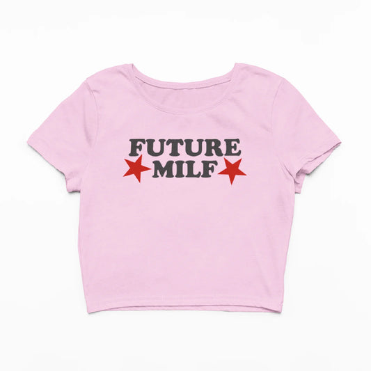 Růžový crop top s nápisem future milf a červenými hvězdami