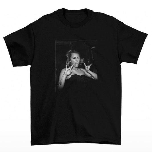 Černé tričko s Miley Cyrus ukazující parohy