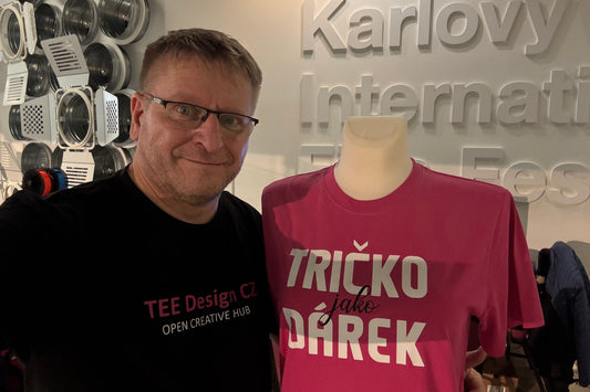 Triko jako dárek? Trefa do černého 🎯 - TEE Design CZ