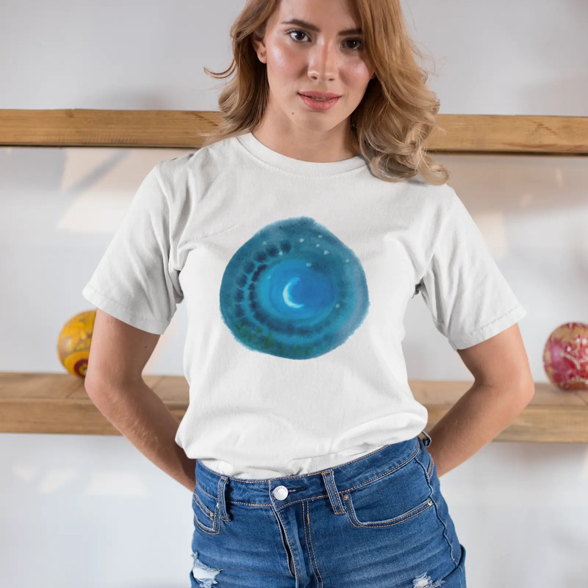 Žena v bílém tričku s uměleckým zobrazením měsíce od Ivy Kočíkové