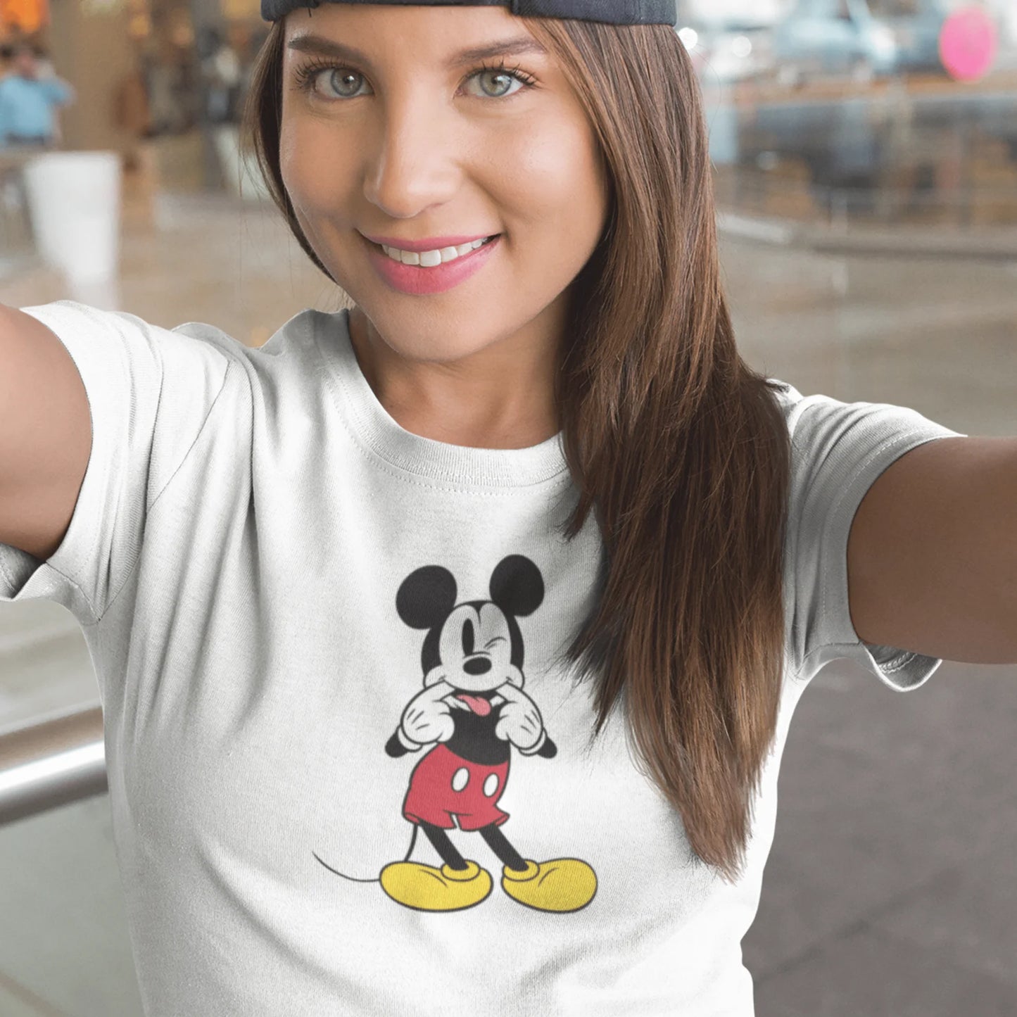 Holka v bílém tričku se šklebícím se Mickey Mousem