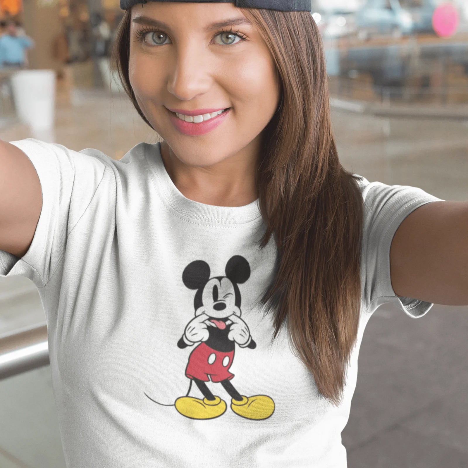 Holka v bílém tričku se šklebícím se Mickey Mousem