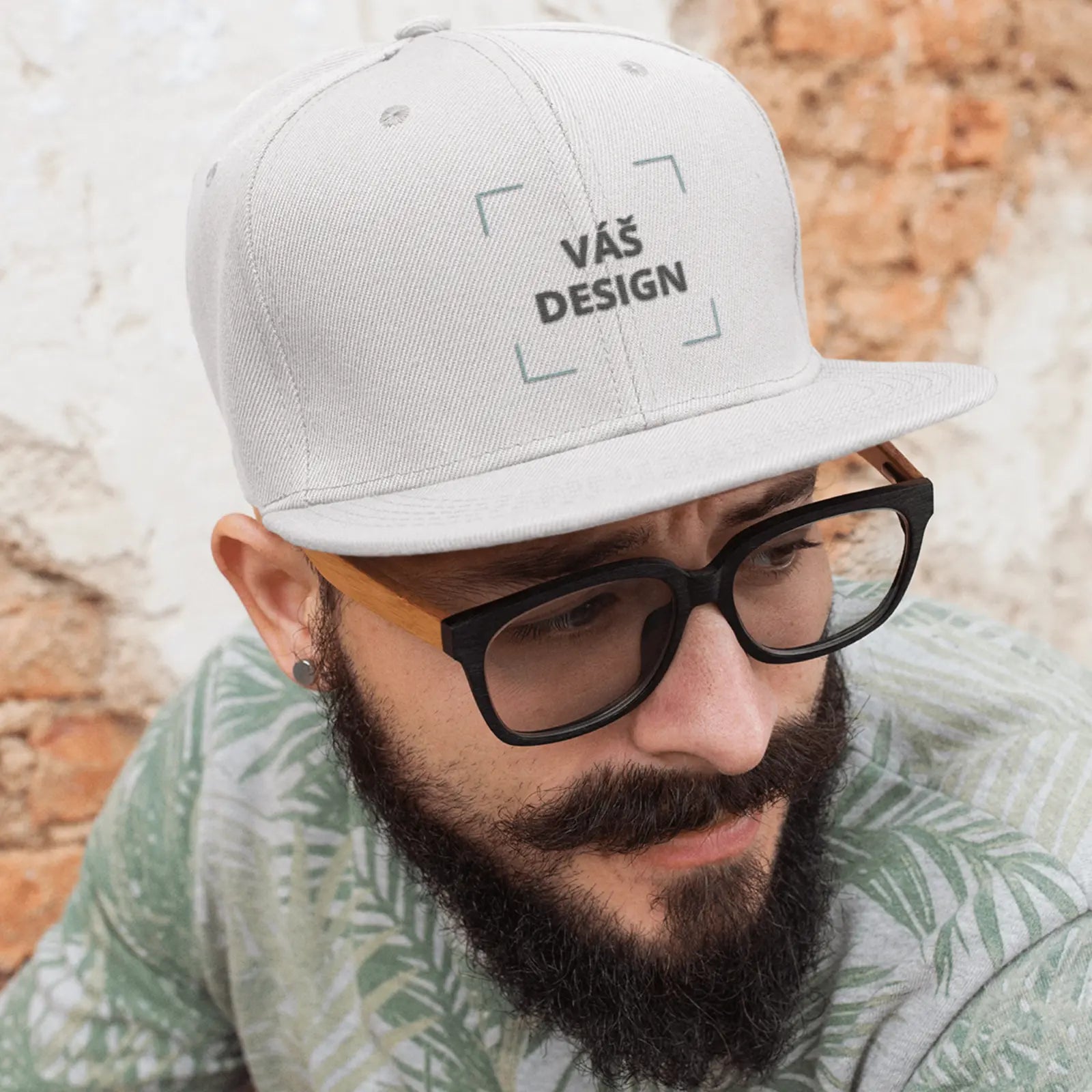 Muž v bílé RAP kšiltovce s potiskem na přání