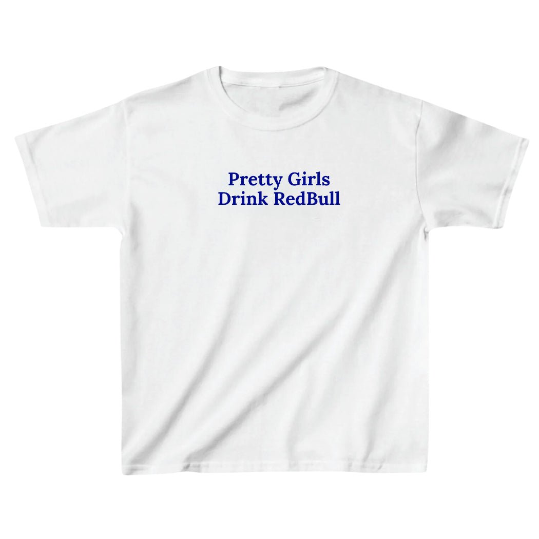 Bílé baby tee s modrým nápisem Pretty girl drink RedBull