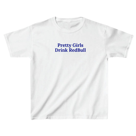 Bílé baby tee s modrým nápisem Pretty girl drink RedBull