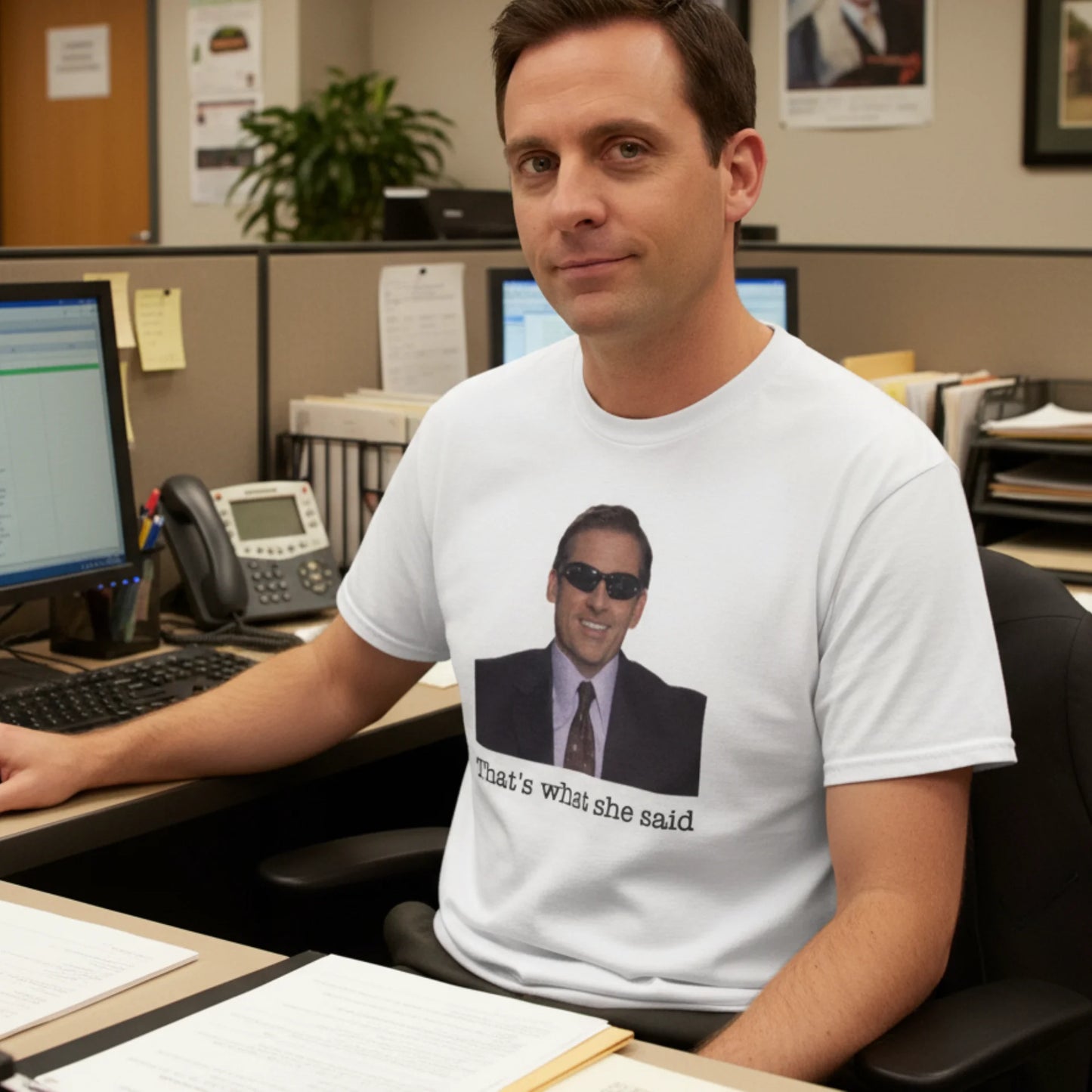 Muž v bílém tričku s fotkou Michaela Scotta a nápisem Thats what she said