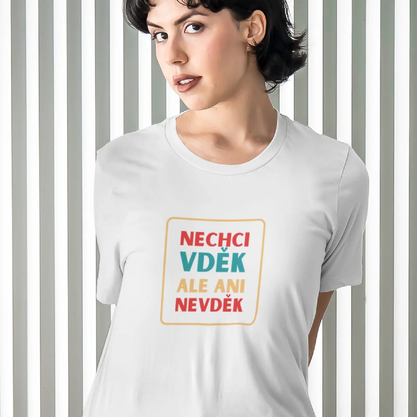 Holka v bílém tričku s nápisem Nechci Vděk Ale Ani Nevděk