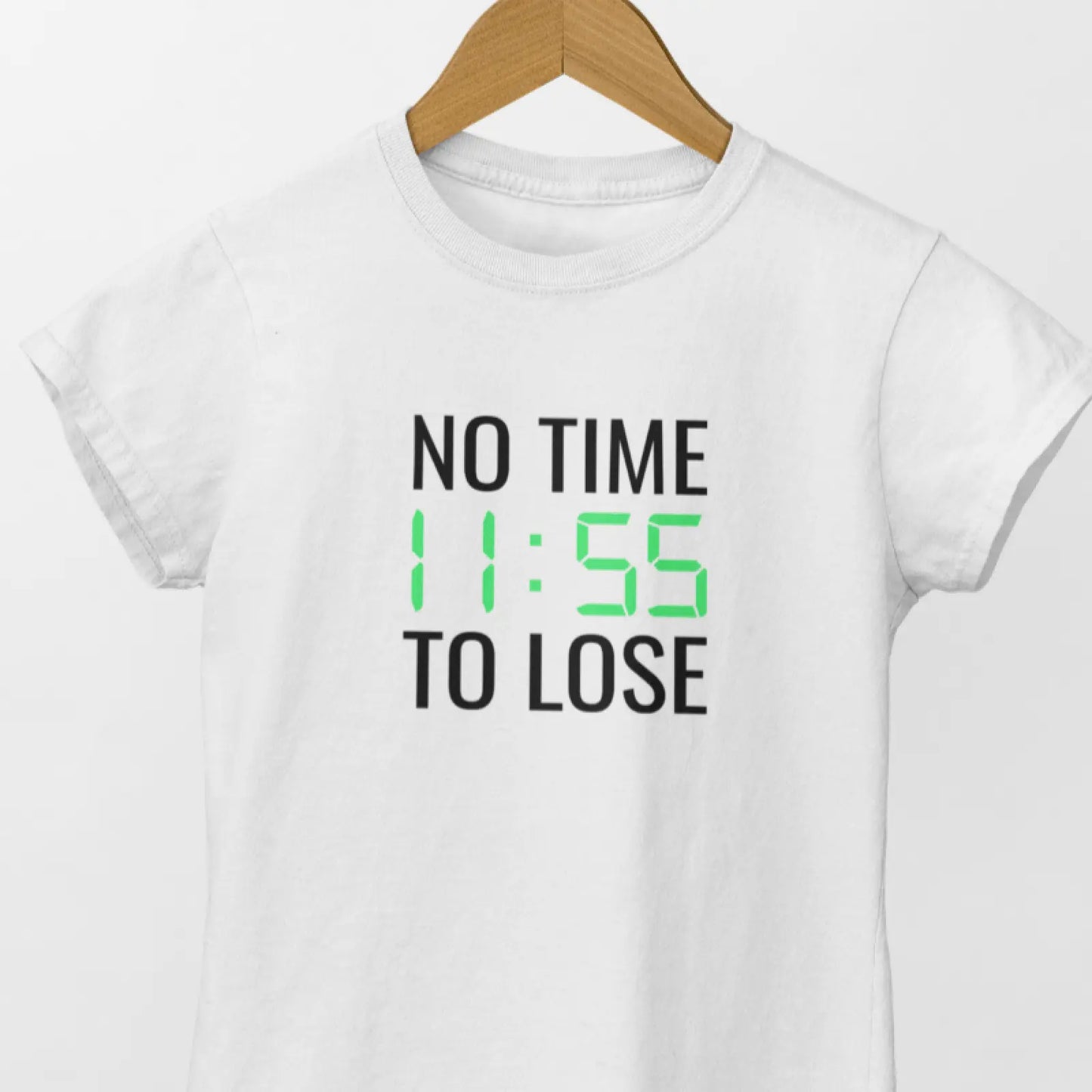 Bílé tričko pro uspěchané s nápisem No time to lose (Není čas ztrácet čas) a obrázkem zelených digitálních hodin