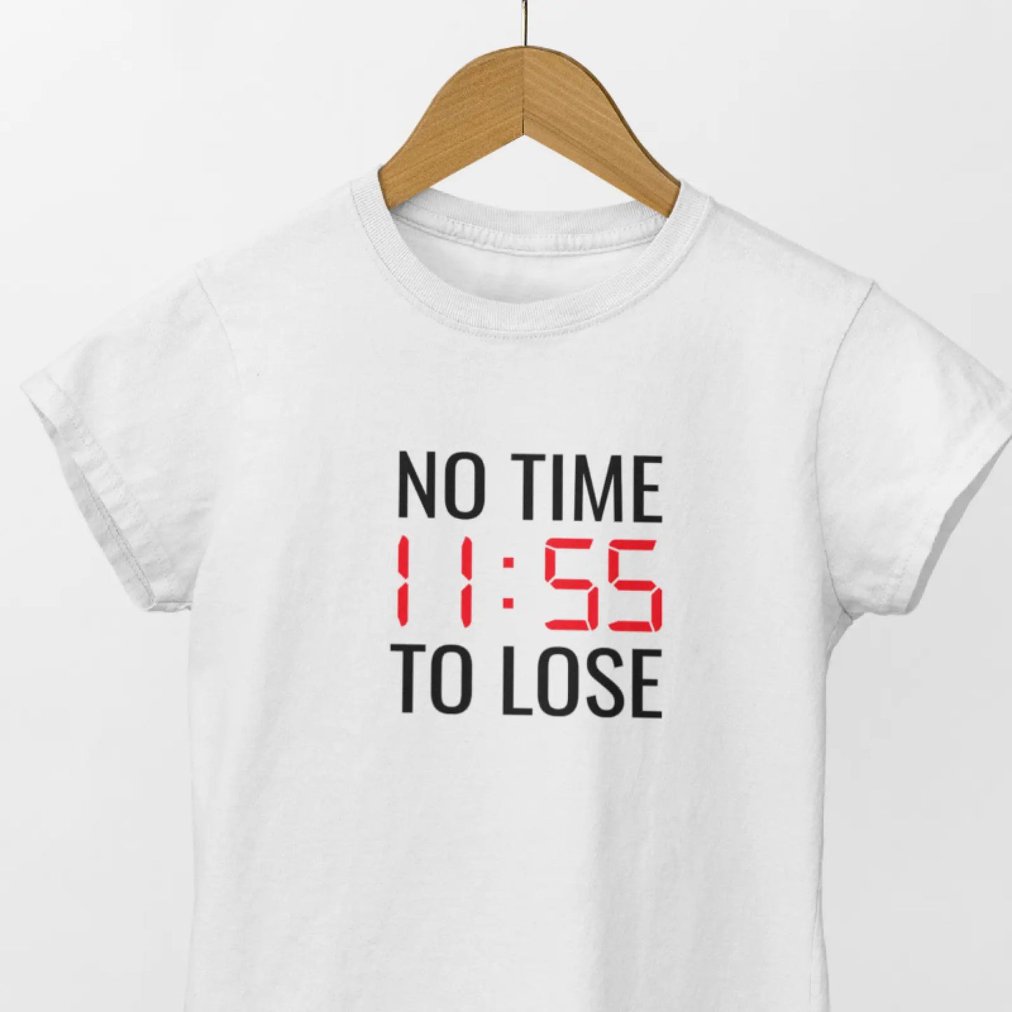 Bílé tričko pro uspěchané s nápisem No time to lose (Není čas ztrácet čas) a obrázkem červených digitálních hodin