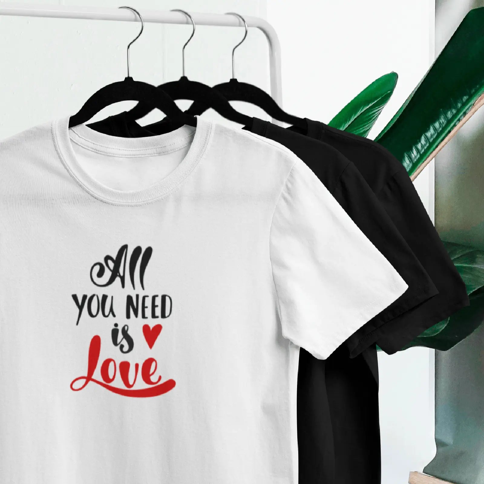 Bílé tričko pro zamilované s nápisem All You need is Love na ramínku