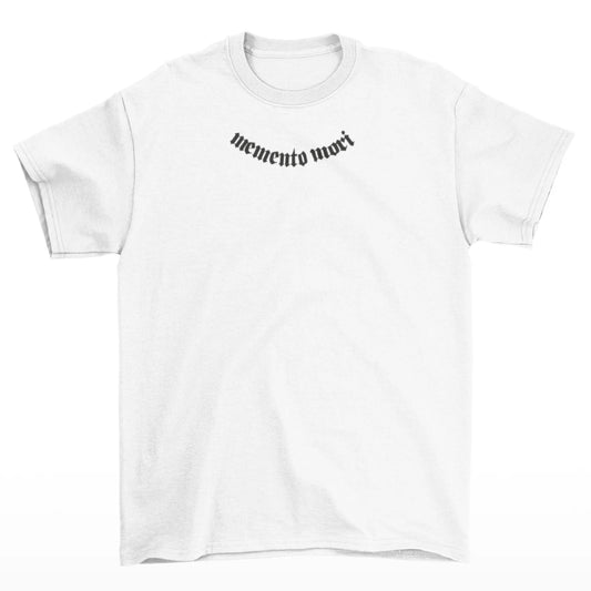 Bílé tričko s nápisem memento mori