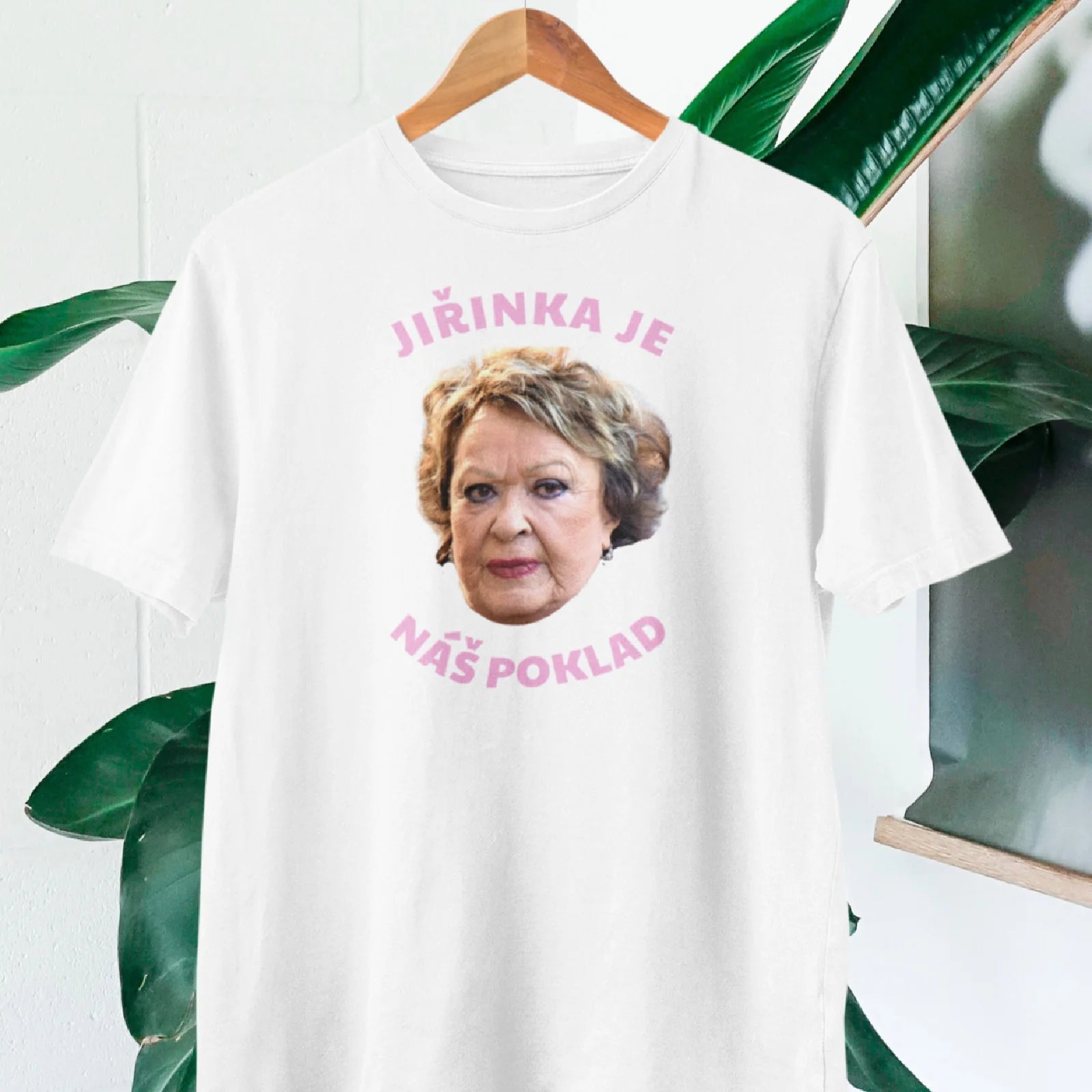 Bílé tričko s obrázkem Jiřiny Bohdalové a nápisem Jiřinka je náš poklad