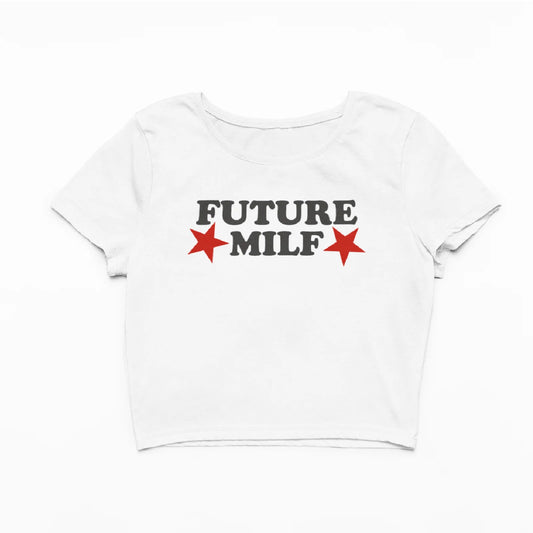 Bílý crop top s nápisem future milf a červenými hvězdami