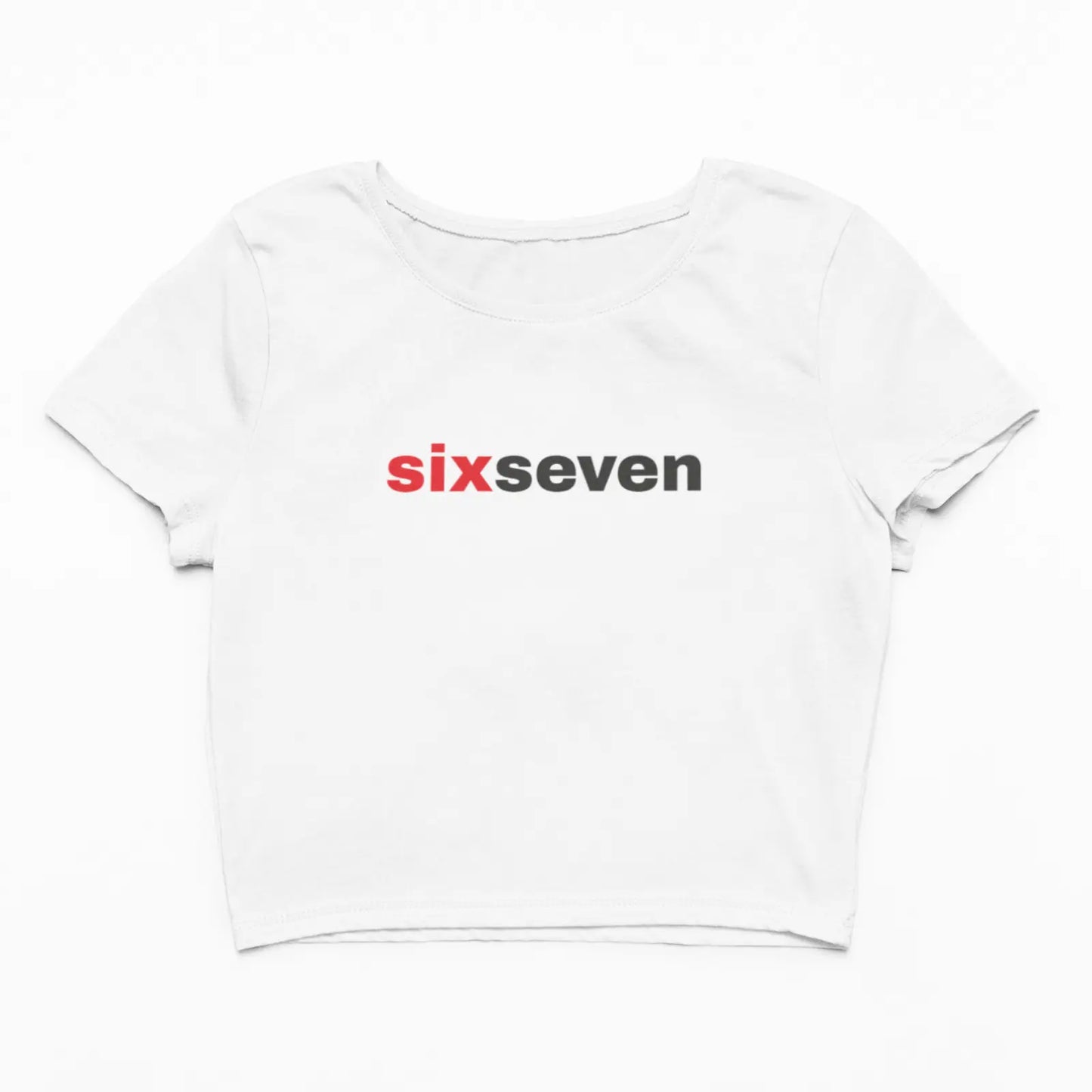 Bílý crop top s nápisem six seven