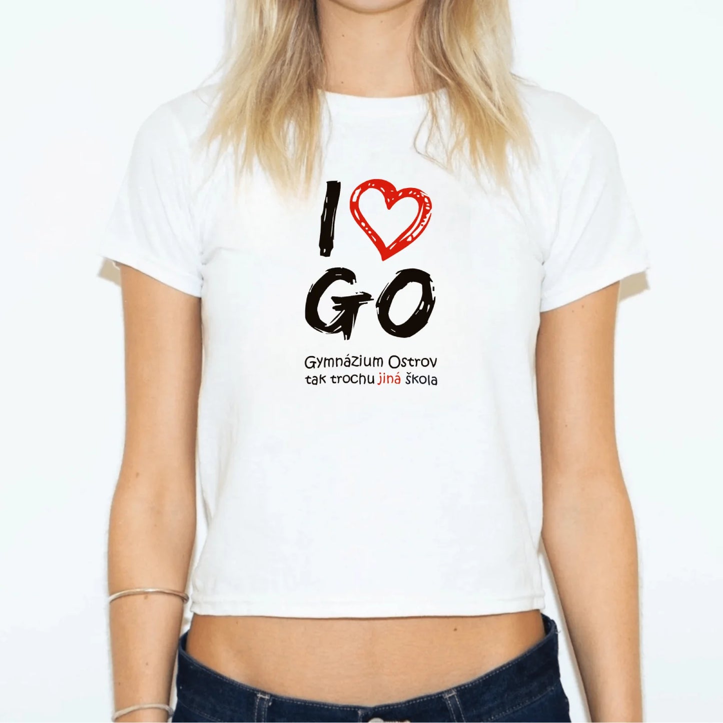 Blonďatá holka v bílém baby tee s nápisem I love GO (Gymnázium Ostrov)