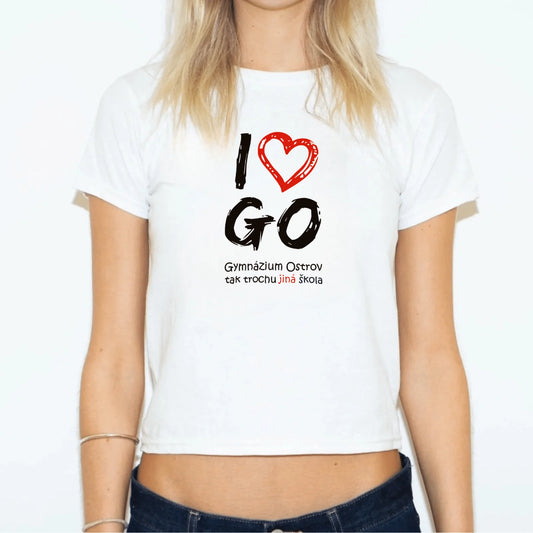 Blonďatá holka v bílém baby tee s nápisem I love GO (Gymnázium Ostrov)