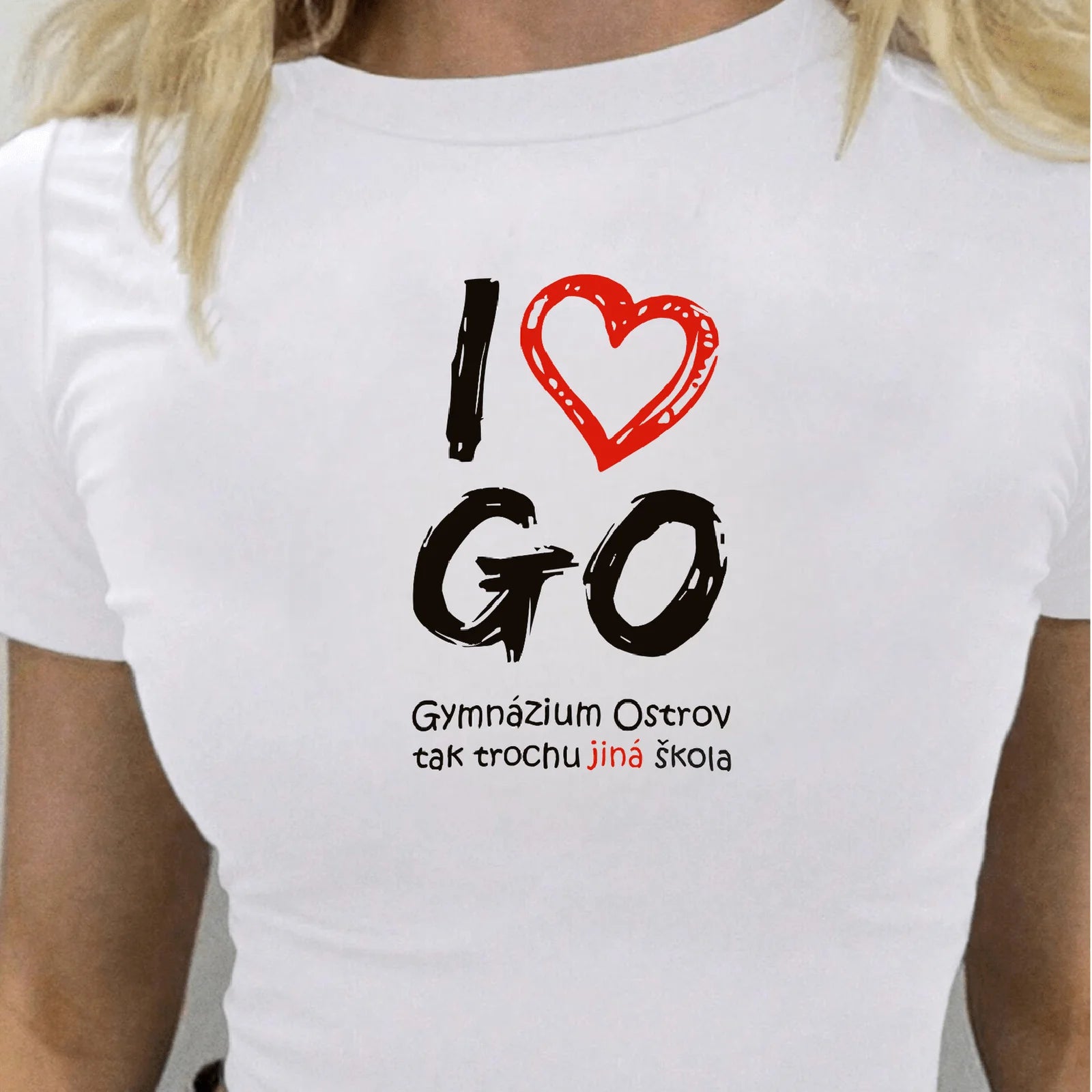 Blonďatá holka v bílém crop topu s nápisem I love GO (Gymnázium Ostrov)