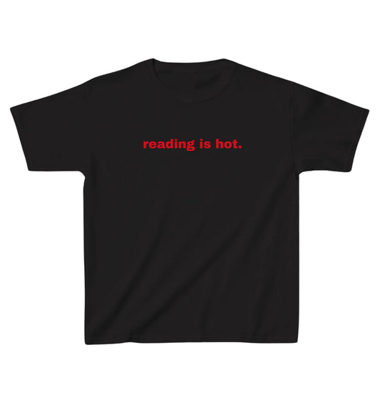 Černé baby tee s červeným nápisem reading is hot