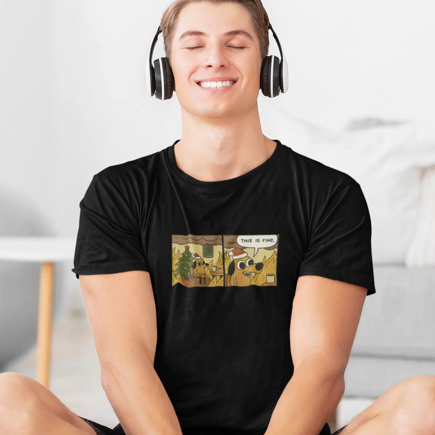 Tričko se psem v hořícím vánočním pokoji a textem This is fine