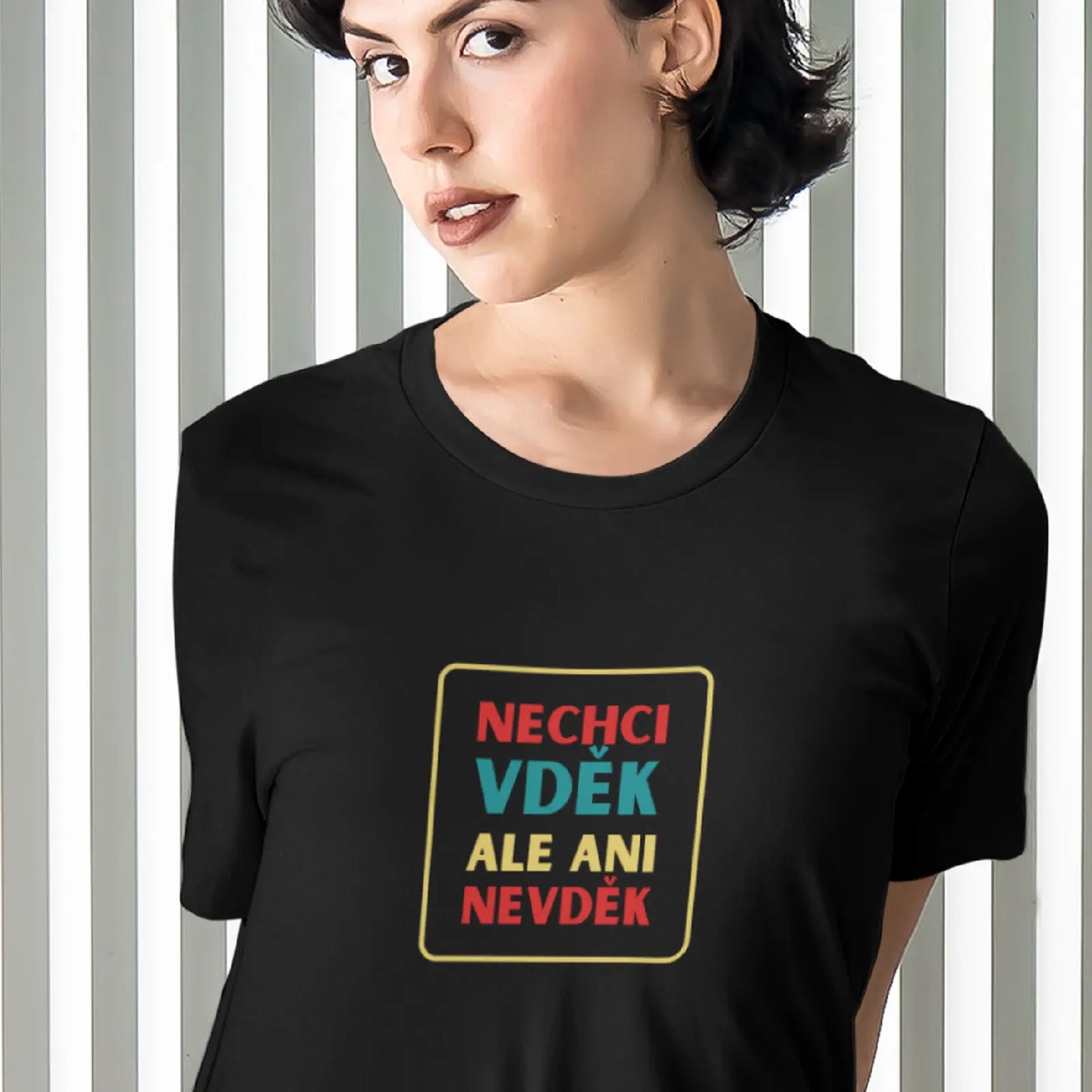 Holka v černém tričku s nápisem Nechci Vděk Ale Ani Nevděk