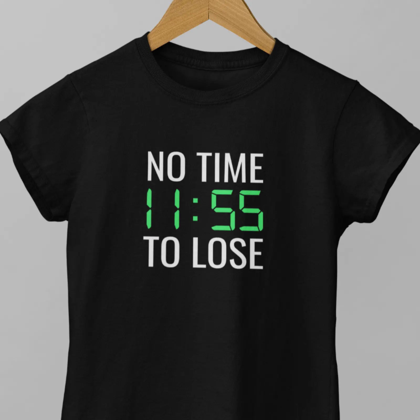 Černé tričko pro uspěchané s nápisem No time to lose (Není čas ztrácet čas) a obrázkem digitálních zelených hodin