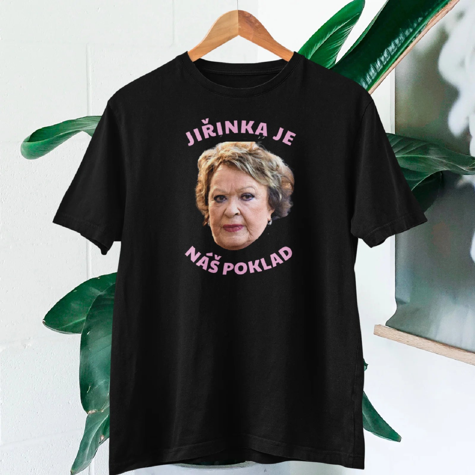 Černé tričko s obrázkem Jiřiny Bohdalové a nápisem Jiřinka je náš poklad