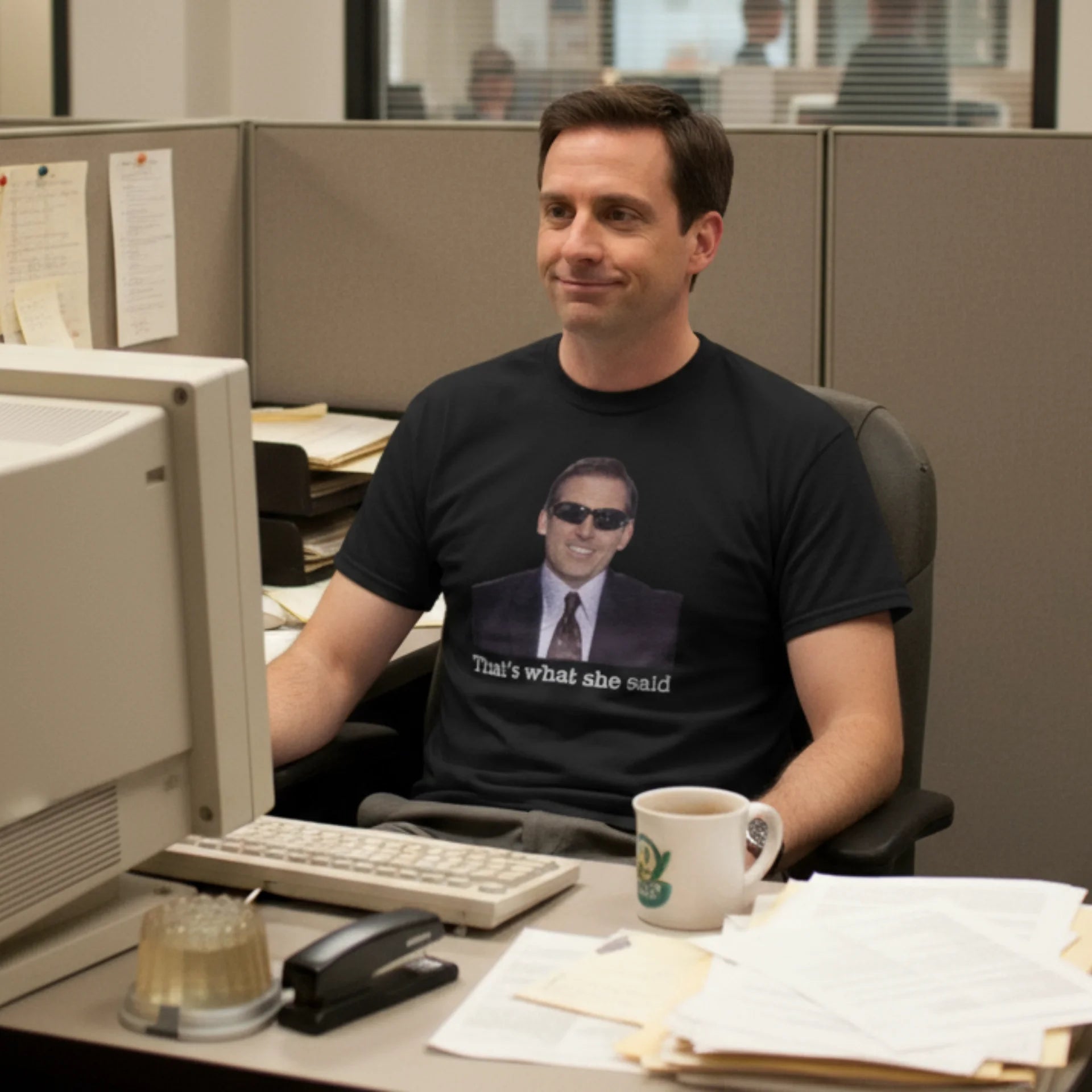 Muž v černém tričku s fotkou Michael Scott a nápisem Thats what she said