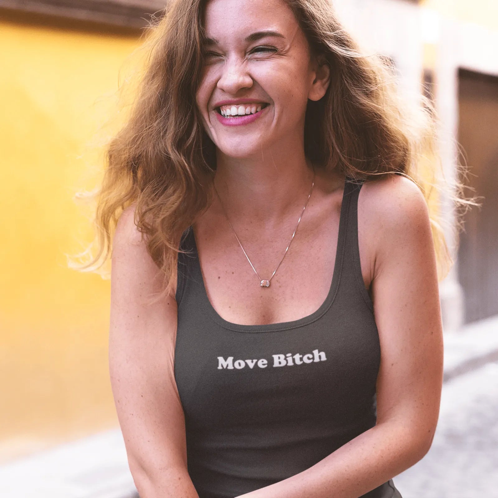 Holka v černém dámském tílku s nápisem Move Bitch