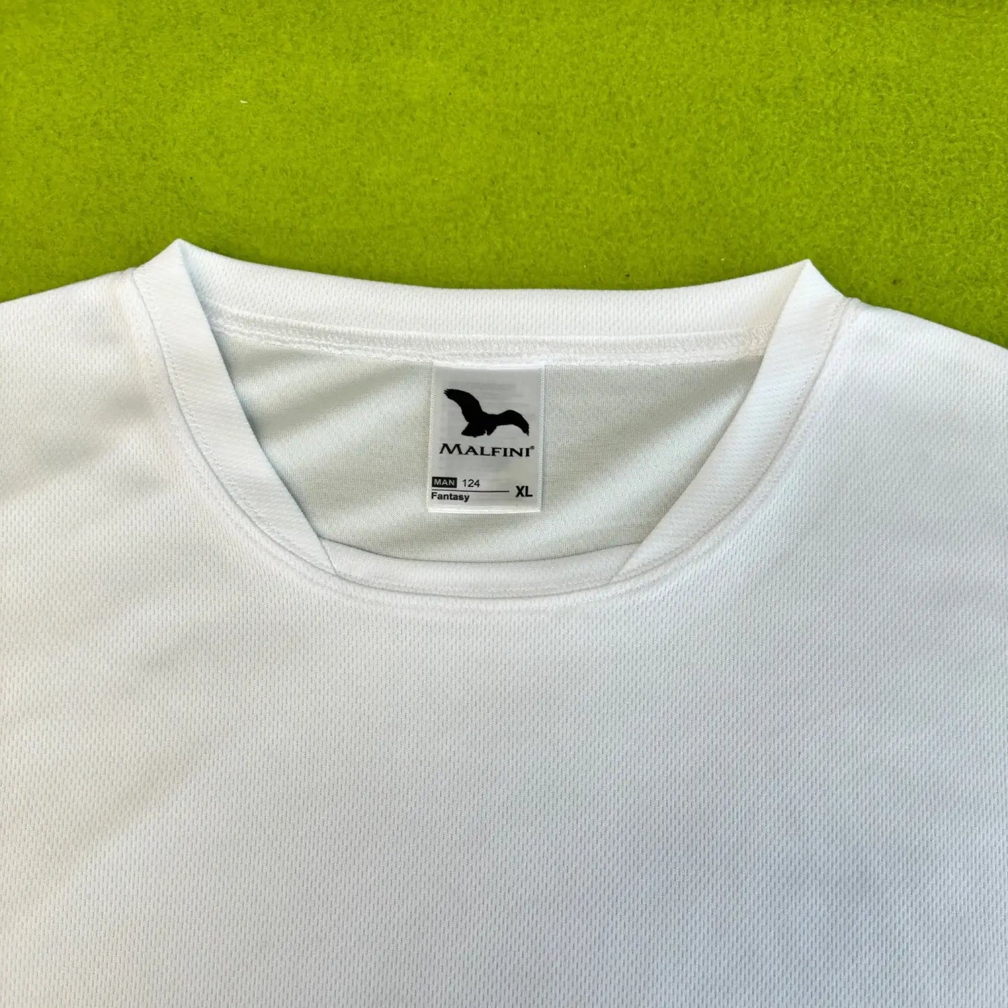 Detail na bílé funkční tričko Vojtěch Polák