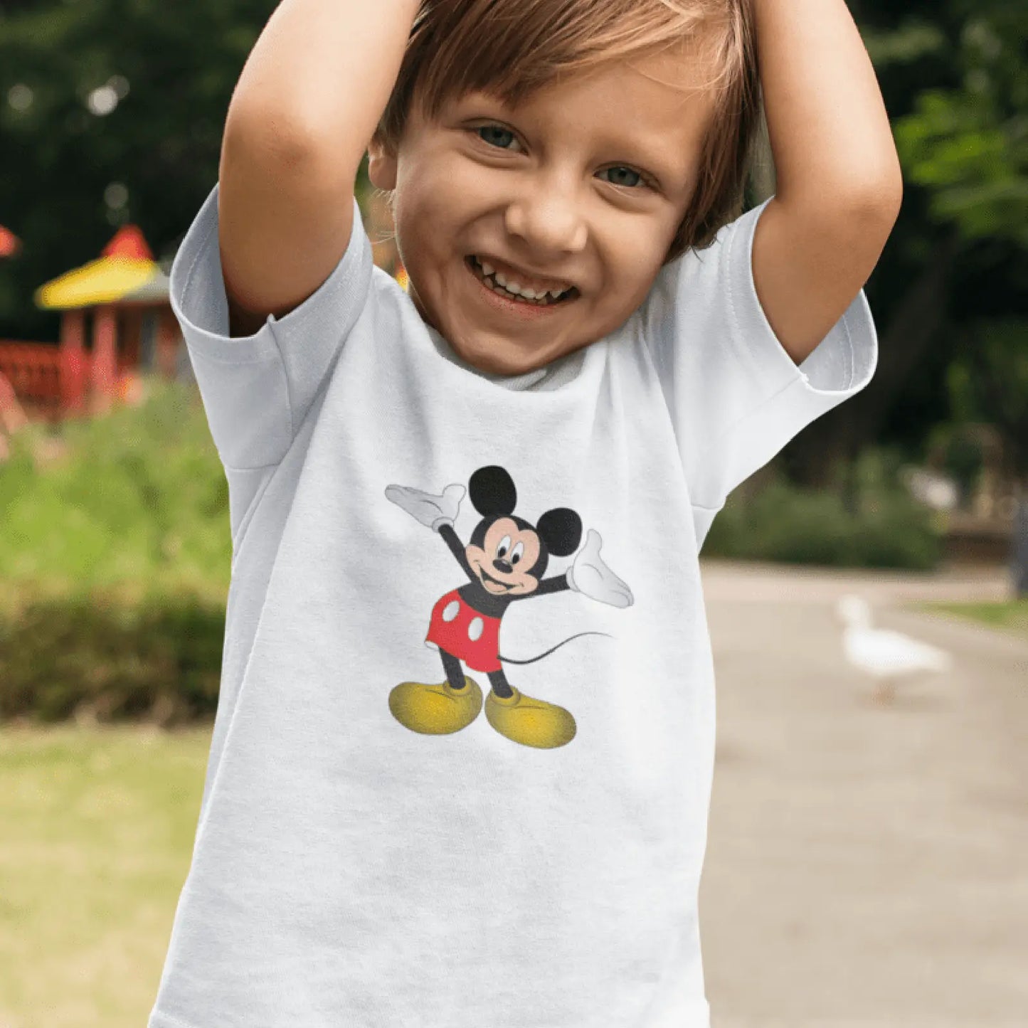 Malý kluk v dětském bílém tričku Mickey Mouse