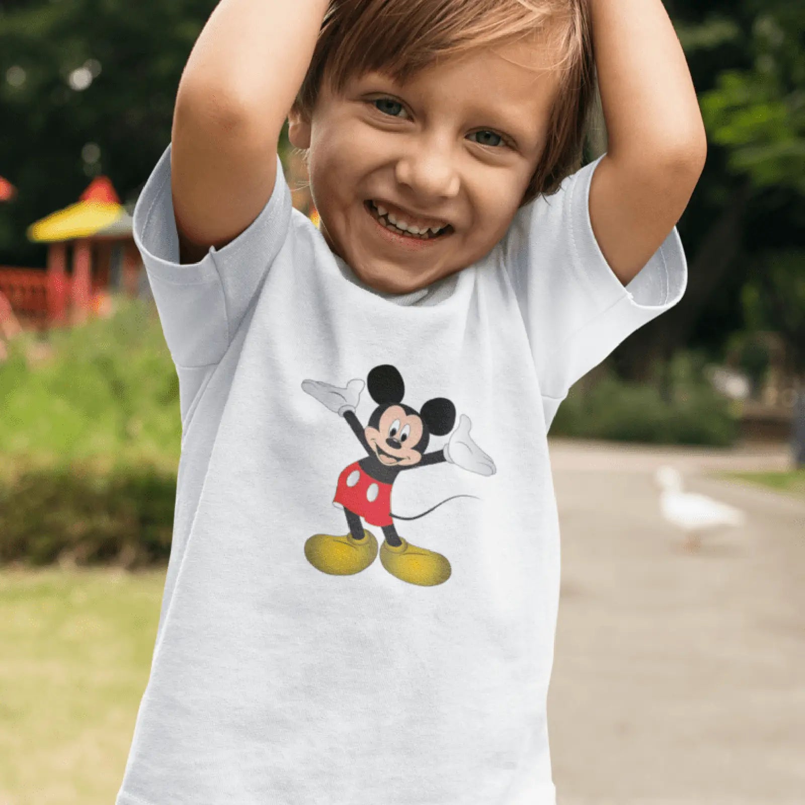 Malý kluk v dětském bílém tričku Mickey Mouse