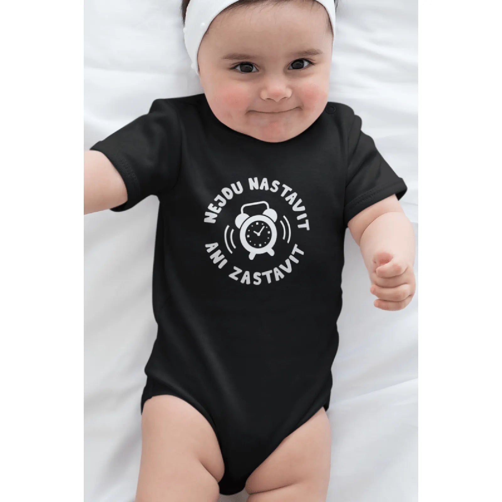 Dítě v černém dětském body „Nejdu nastavit ani zastavit“ 🕰️ – dárek pro ségru, tetu nebo kámošku