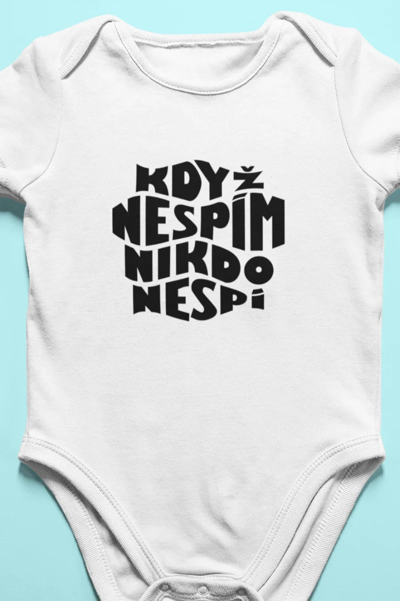 Bílé dětské body s potiskem „Když nespím, nikdo nespí“ – dárek pro tetu, ségru i kámošku