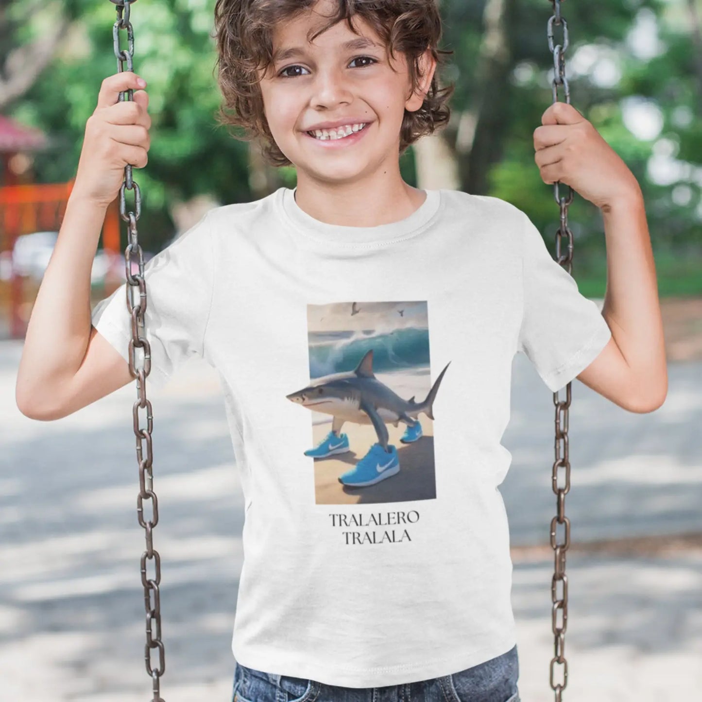 kluk v bílém tričku Tralalero Tralala - Italian Brainrot