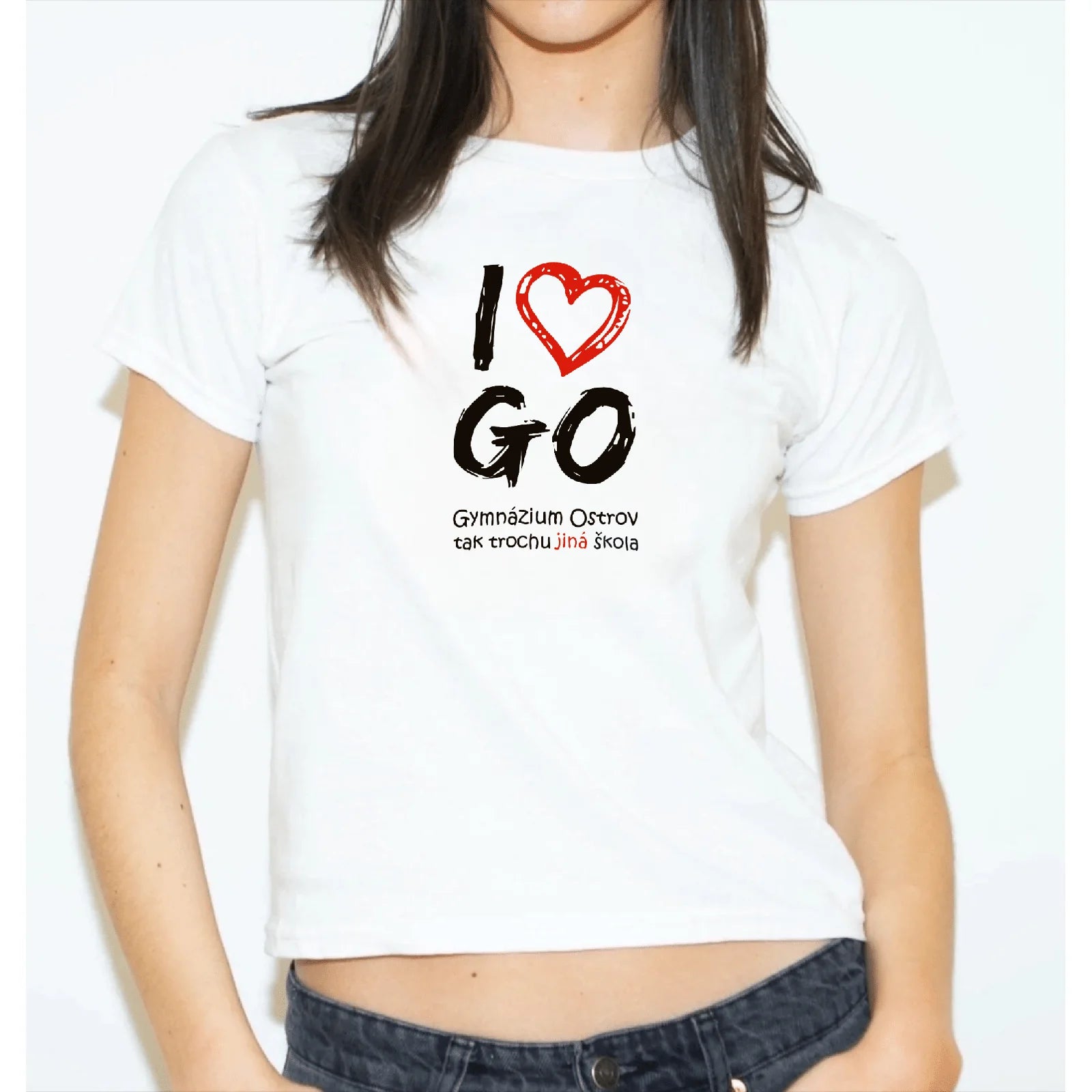 Hnědovlasá holka v bílém baby tee s nápisem I love GO (Gymnázium Ostrov)
