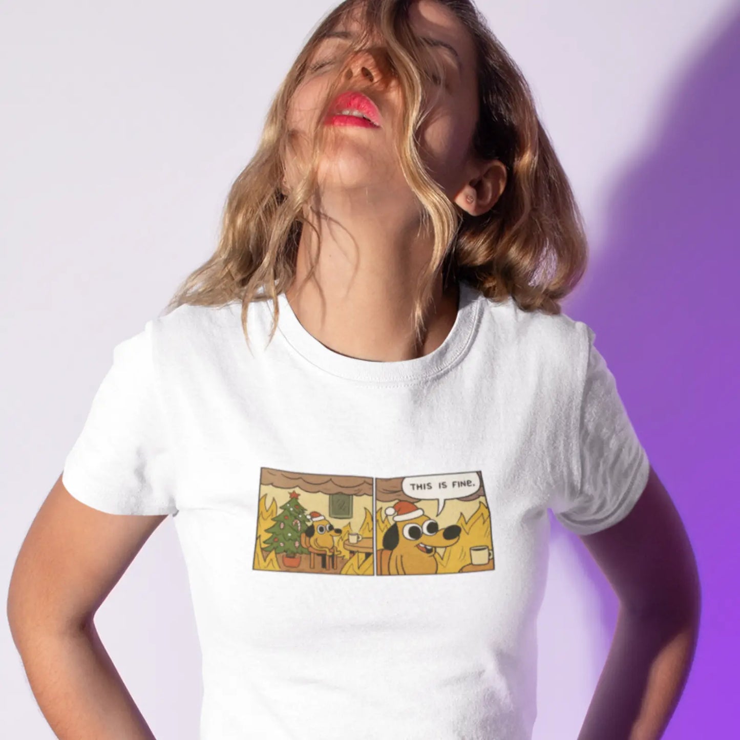 Tričko se psem v hořícím vánočním pokoji a textem This is fine