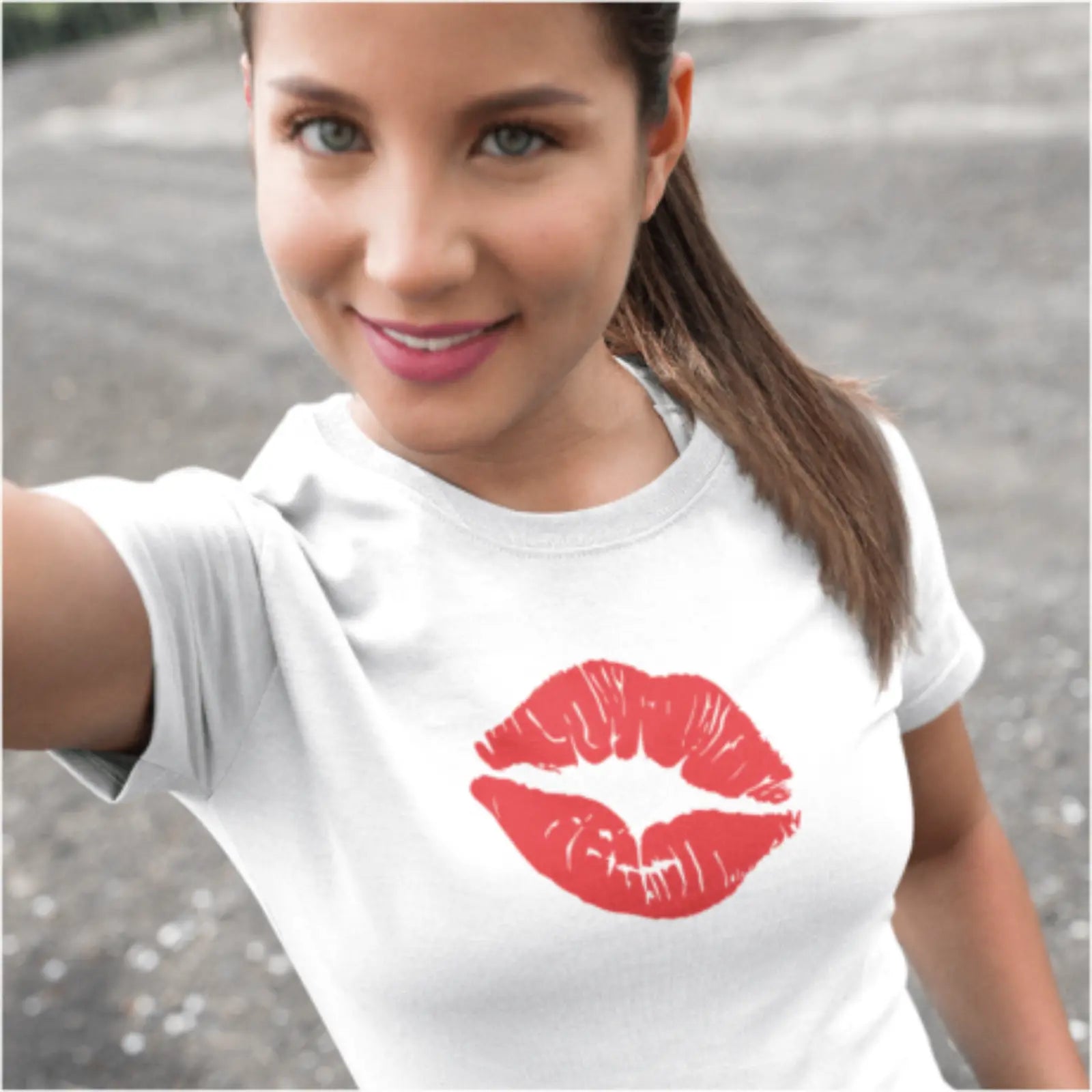Holka v bílém tričku s polibkem