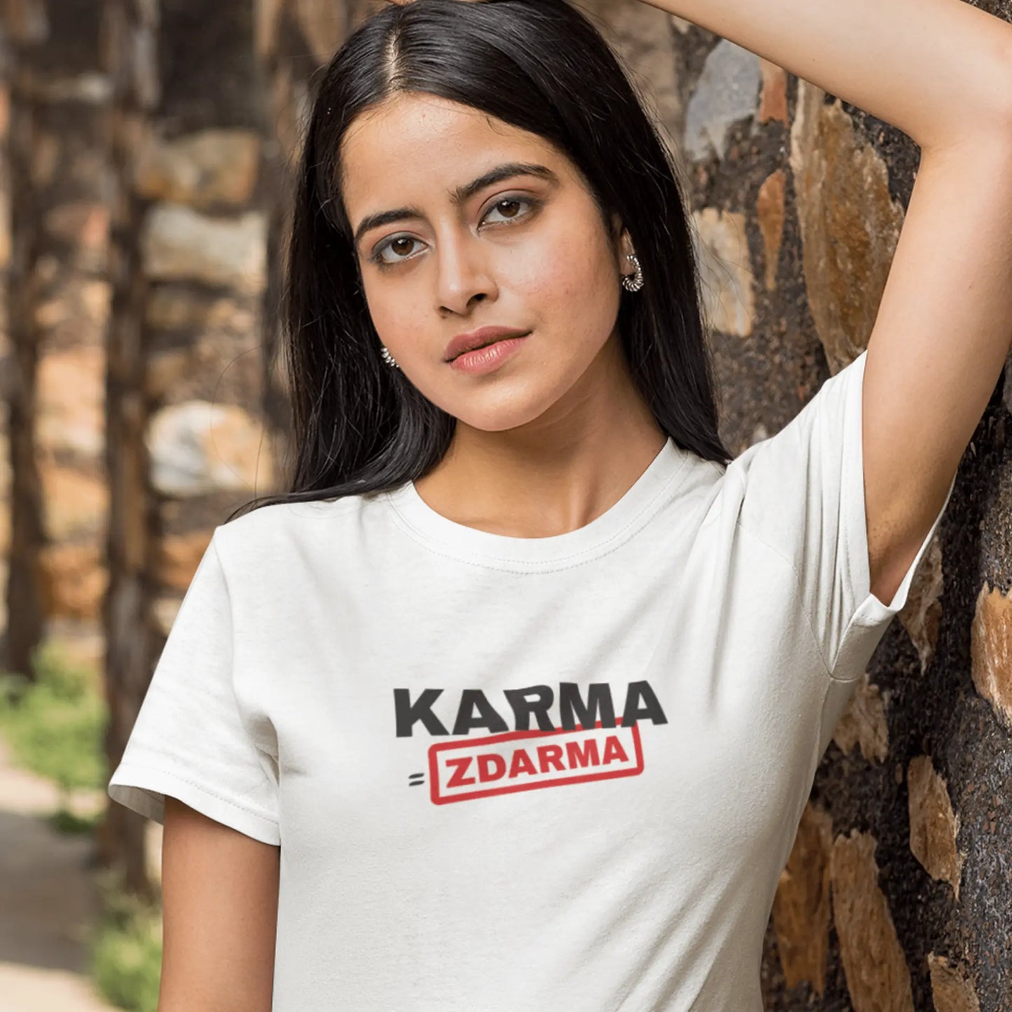 Holka v bílém tričku s nápisem Karma je zdarma