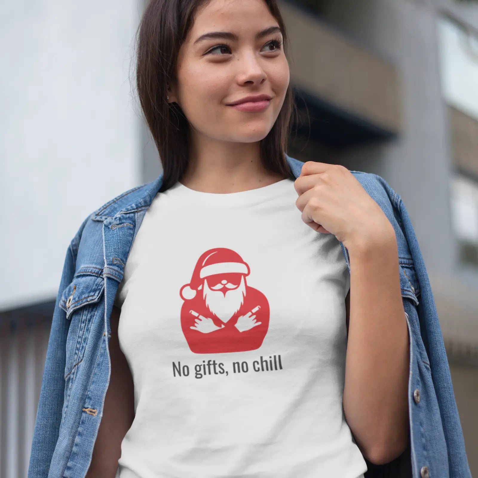 Holka v bílém tričku se Santou a nápisem No gifts, no chill