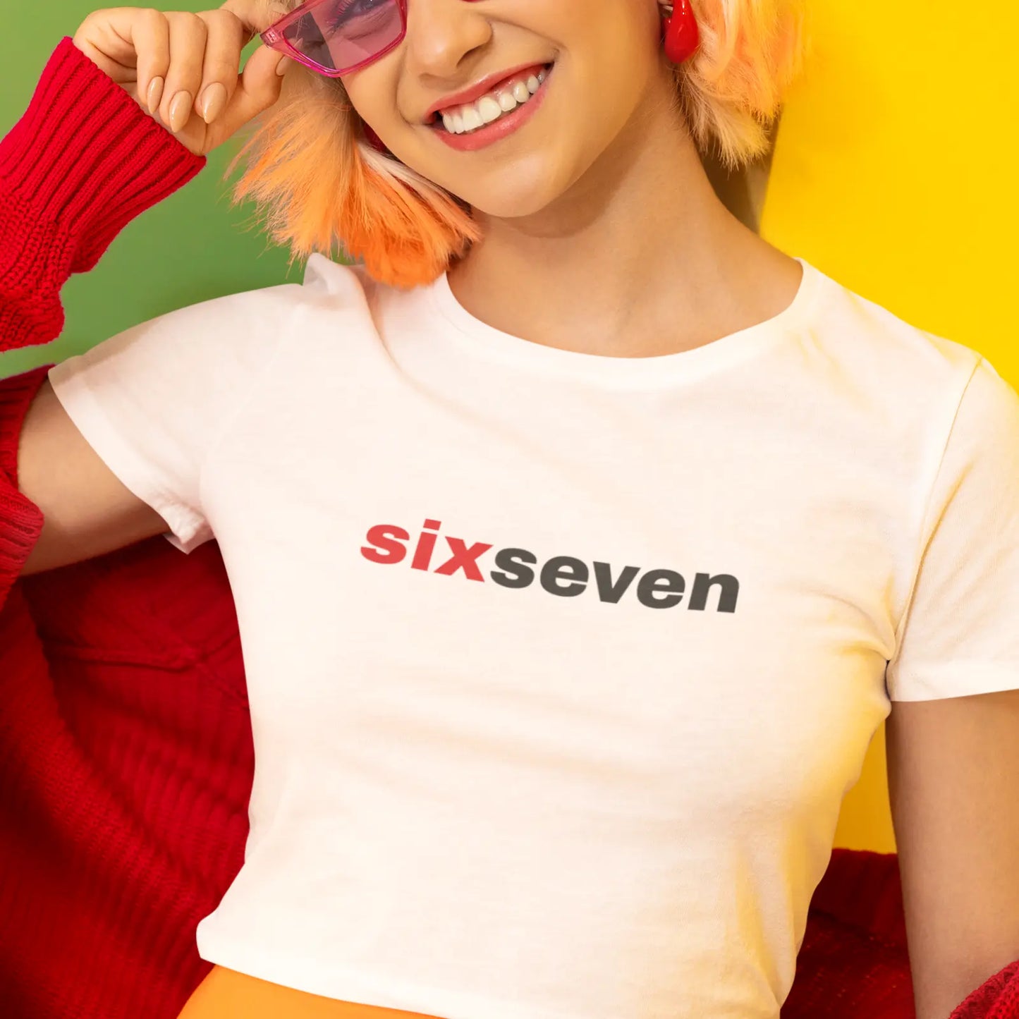 Holka v bílém crop topu s nápisem SIX SEVEN 